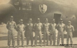 Kru T-1311 yang mengalami Engine No.4 Failure (kiri ke kanan), Pelda Subarnas (loadmaster), Peltu Udju Kusmayadi (JMU/Juru Montir Udara), Mayor (Pnb) R.A. Aden (kopilot), Mayor (Pnb) Maksum Harun (captain pilot), Kapten (Nav) Gendroyono (navigator), Peltu Mustafa (radio telegrafis udara), Peltu Embun Sutardjo (JMU), dan Pelda Sianipar (JMU).